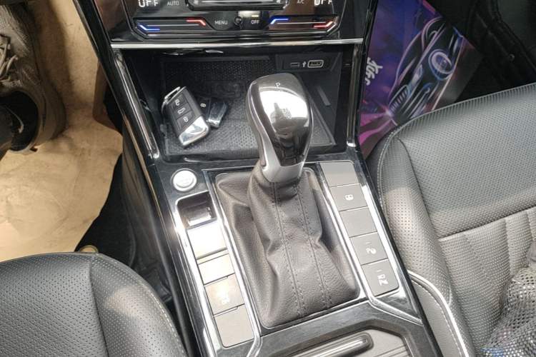 Used Volkswagen Passat 2023 330TSI Starry Luxury Edition Gear Lever