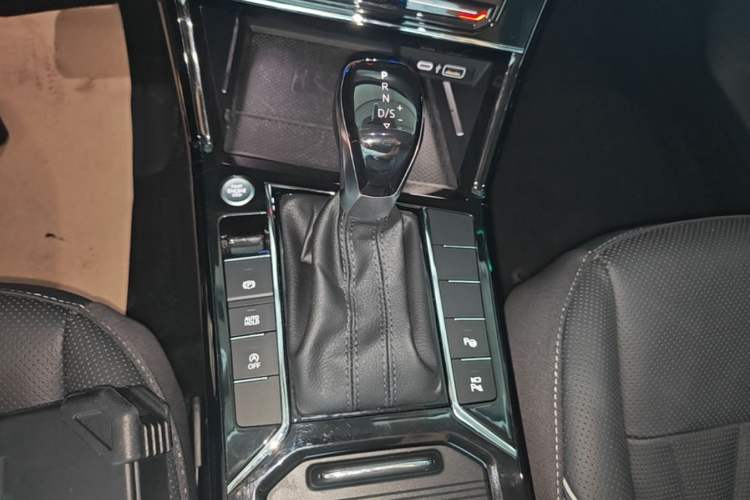 Used Volkswagen Passat 2023 330TSI Starry Luxury Edition Gear Lever