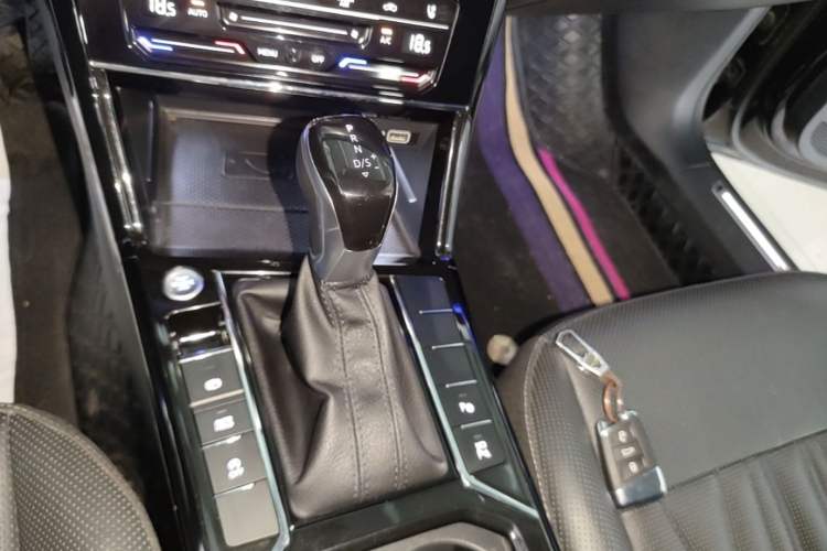 Used Volkswagen Passat 2023 330TSI Luxury Edition Gear Lever