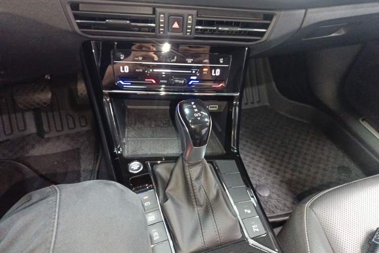 Used Volkswagen Passat 2023 Facelift 330TSI Luxury Edition Gear Lever