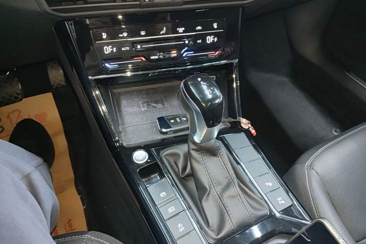 Used Volkswagen Passat 2023 Revised 380TSI Luxury Edition Gear Lever