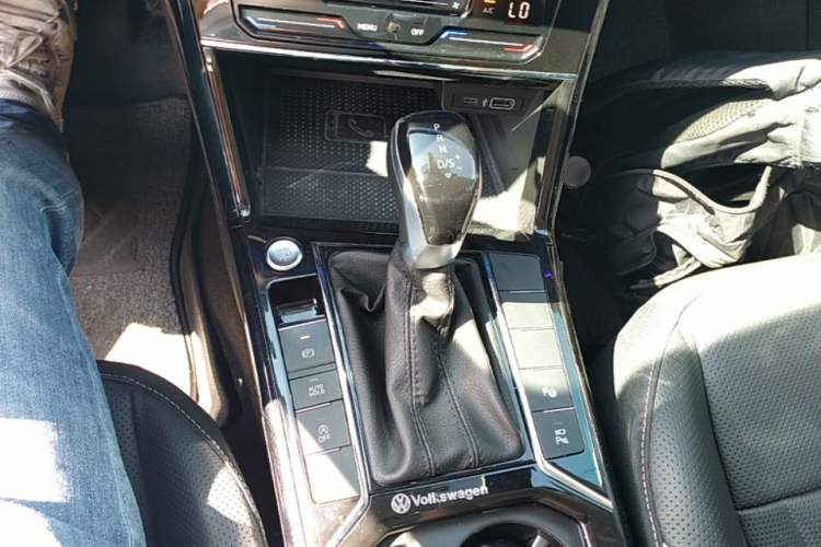 Used Volkswagen Passat 2023 Facelift 330TSI Luxury Edition Gear Lever