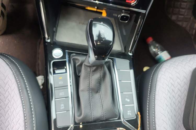 Used Volkswagen Passat 2023 Revised 380TSI Luxury Edition Gear Lever