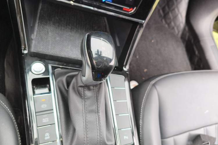 Used Volkswagen Passat 2023 Revised 330TSI Elite Edition Gear Lever