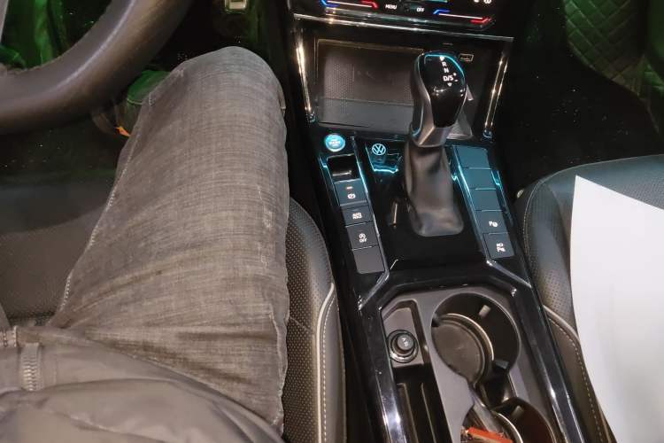 Used Volkswagen Passat 2023 Facelift 330TSI Luxury Edition Gear Lever