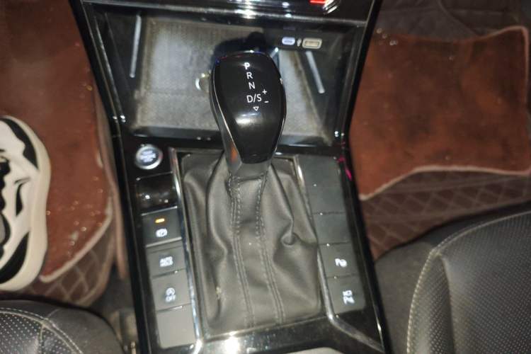 Used Volkswagen Passat 2023 Facelift 330TSI Luxury Edition Gear Lever