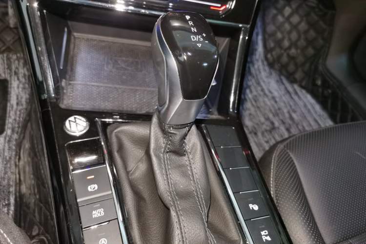 Used Volkswagen Passat 2023 Facelift 330TSI Luxury Edition Gear Lever