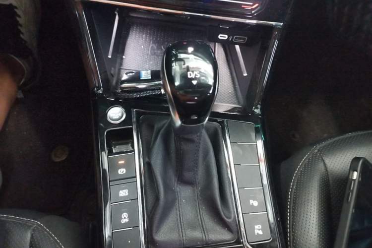 Used Volkswagen Passat 2023 Facelift 330TSI Luxury Edition Gear Lever
