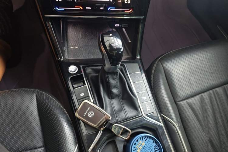 Used Volkswagen Passat 2023 Facelift 330TSI Luxury Edition Gear Lever
