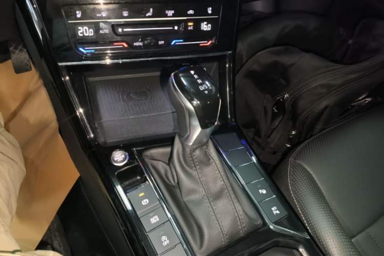 Used Volkswagen Passat 2023 Facelift 330TSI Luxury Edition Gear Lever
