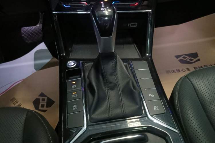 Used Volkswagen Passat 2023 Facelift 330TSI Luxury Edition Gear Lever
