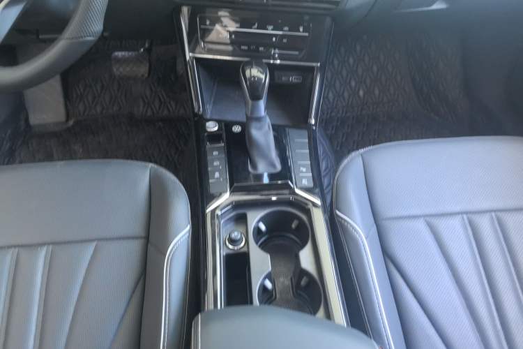 Used Volkswagen Passat 2023 Revised 380TSI Luxury Edition Gear Lever