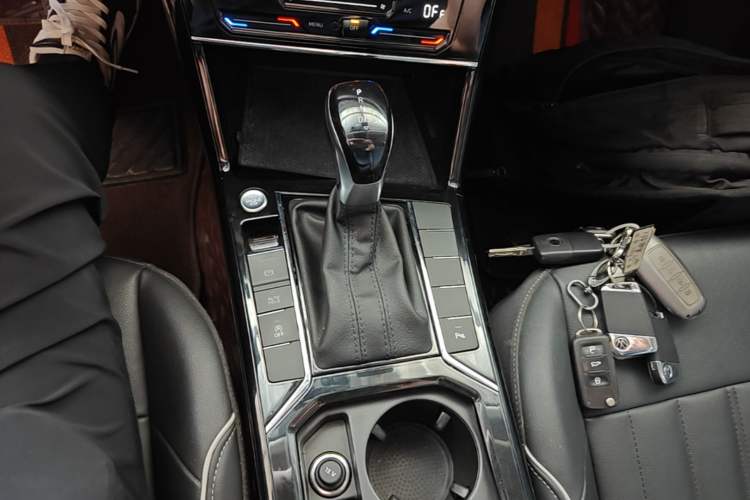 Used Volkswagen Passat 2023 330TSI Elite Edition Gear Lever