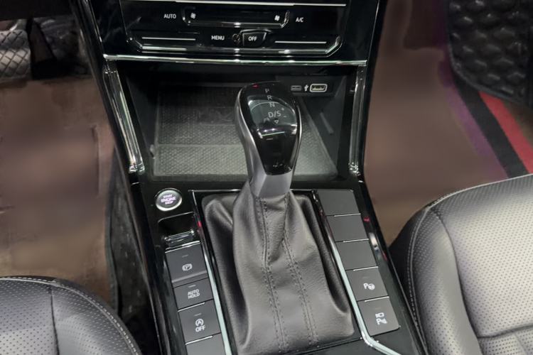 Used Volkswagen Passat 2023 Facelift 330TSI Luxury Edition Gear Lever
