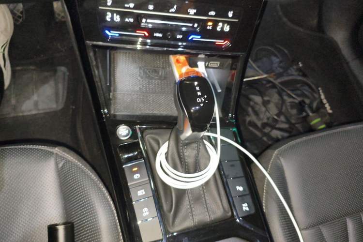 Used Volkswagen Passat 2023 Facelift 330TSI Luxury Edition Gear Lever
