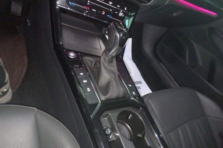 Used Volkswagen Passat 2023 Facelift 330TSI Luxury Edition Gear Lever