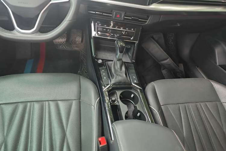 Used Volkswagen Passat 2023 Facelift 330TSI Luxury Edition Gear Lever