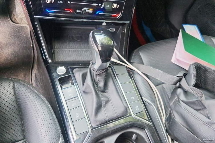 Used Volkswagen Passat 2023 Facelift 330TSI Luxury Edition Gear Lever