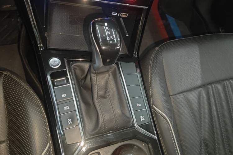 Used Volkswagen Passat 2023 Facelift 330TSI Luxury Edition Gear Lever