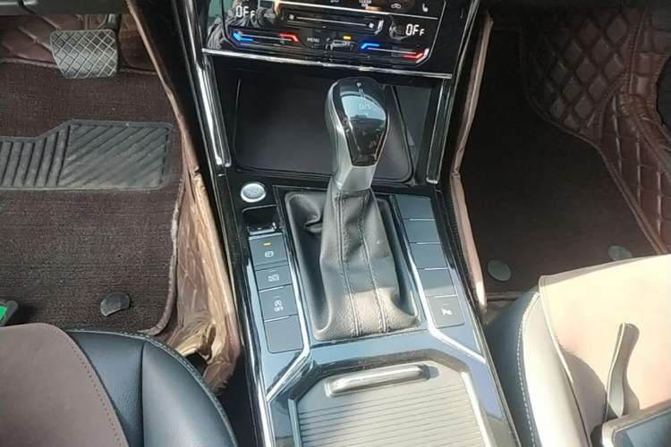 Used Volkswagen Passat 2023 Revised 330TSI Elite Edition Gear Lever