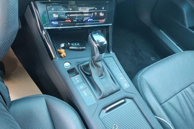 Used Volkswagen Passat 2023 Restyled 330TSI Starry Luxury Edition Gear Lever