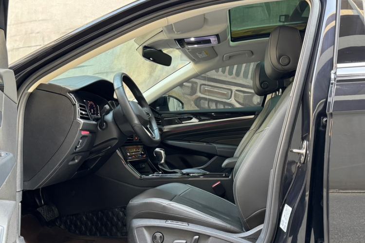 Used Volkswagen Passat 2023 Facelift 330TSI Luxury Edition Interior 1