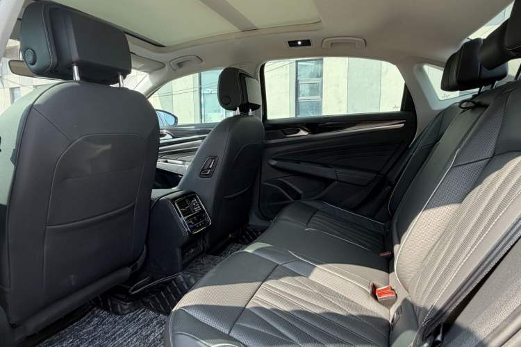Used Volkswagen Passat 2023 Facelift 330TSI Luxury Edition Interior 2
