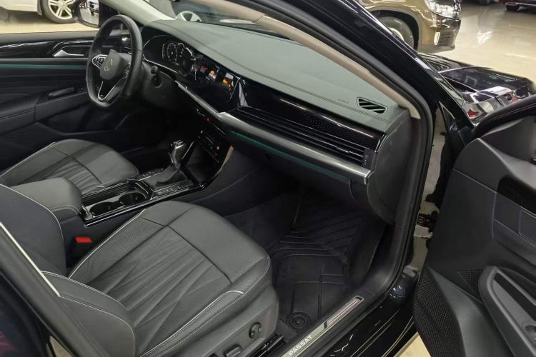 Used Volkswagen Passat 2023 Facelift 330TSI Luxury Edition Interior 3