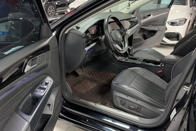 Used Volkswagen Passat 2023 Facelift 330TSI Luxury Edition Interior 4
