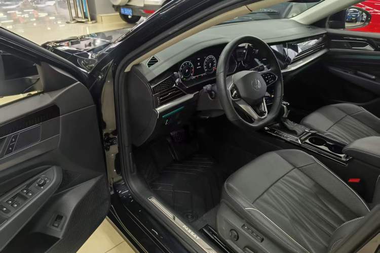 Used Volkswagen Passat 2023 Facelift 330TSI Luxury Edition Interior 4