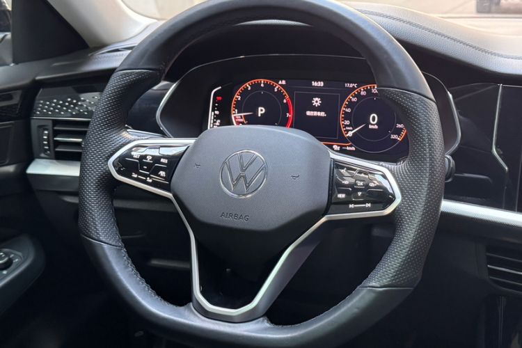 Used Volkswagen Passat 2023 Facelift 330TSI Luxury Edition Interior 6