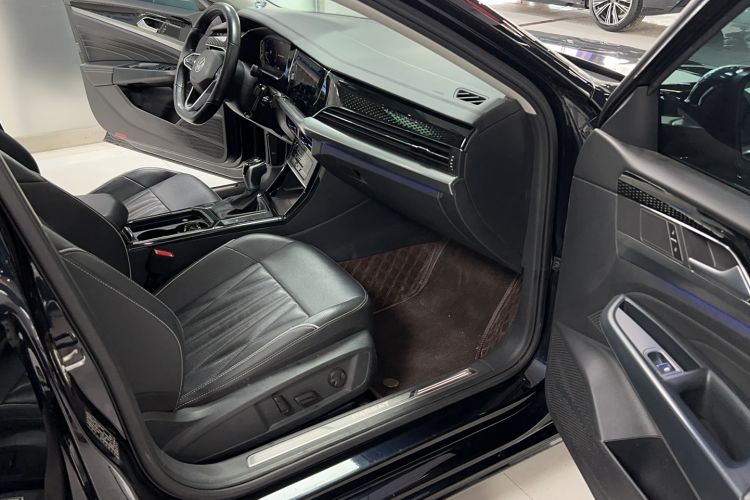 Used Volkswagen Passat 2023 Facelift 330TSI Luxury Edition Interior 9