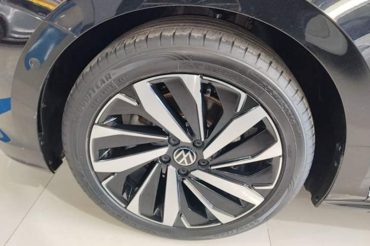 Used Volkswagen Passat 2023 Facelift 330TSI Luxury Edition Left Front Wheel Hub