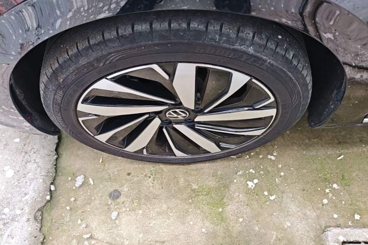 Used Volkswagen Passat 2023 Facelift 330TSI Luxury Edition Left Front Wheel Hub