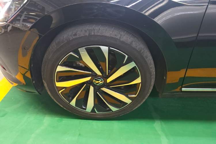 Used Volkswagen Passat 2023 Facelift 330TSI Luxury Edition Left Front Wheel Hub