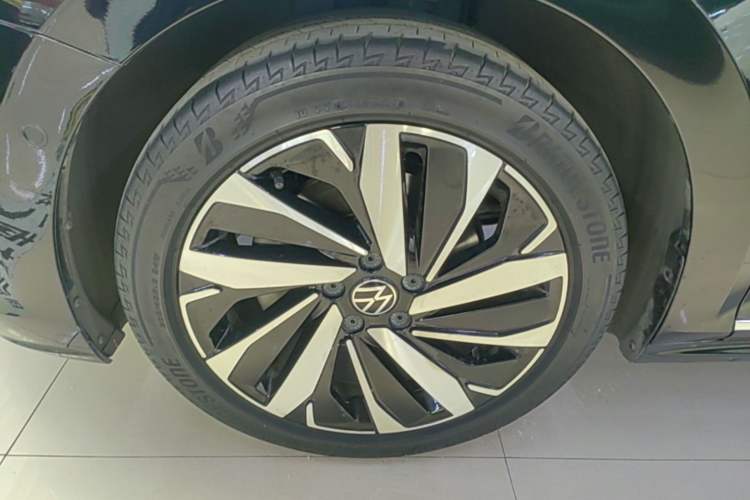 Used Volkswagen Passat 2023 Facelift 330TSI Prestige Edition Left Front Wheel Hub