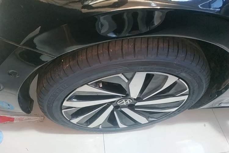 Used Volkswagen Passat 2023 Facelift 330TSI Luxury Edition Left Front Wheel Hub