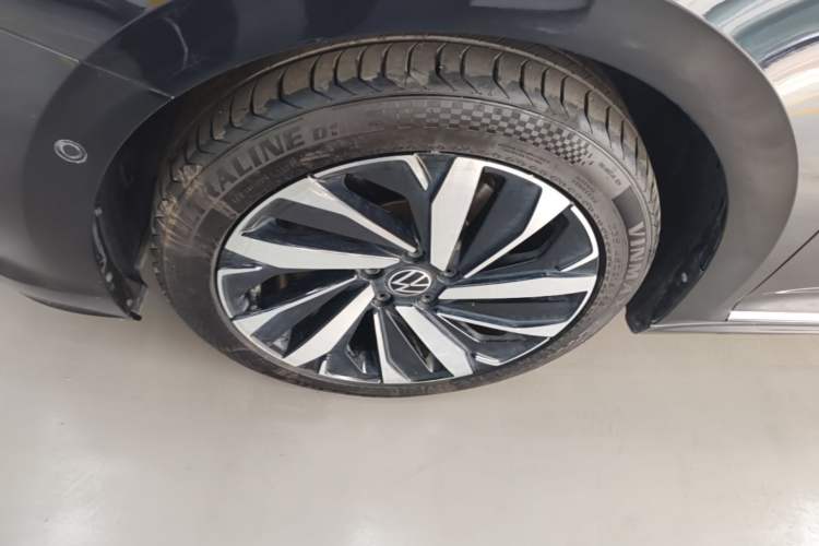Used Volkswagen Passat 2023 Facelift 330TSI Luxury Edition Left Front Wheel Hub
