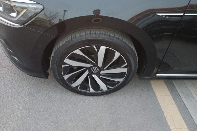 Used Volkswagen Passat 2023 Facelift 330TSI Luxury Edition Left Front Wheel Hub
