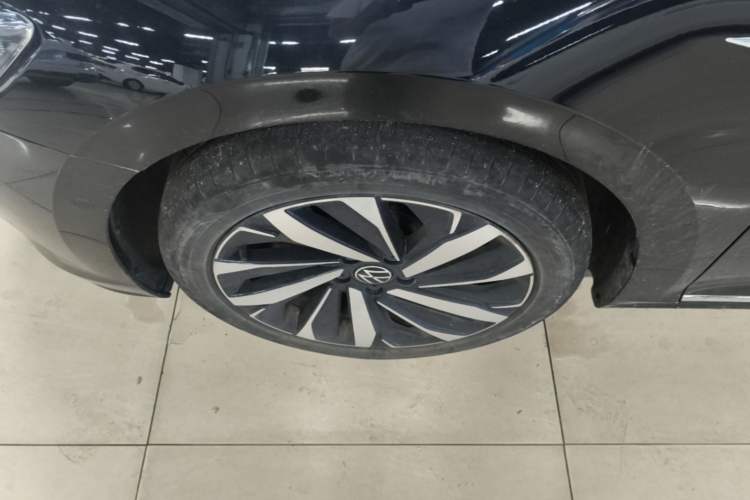 Used Volkswagen Passat 2023 Facelift 330TSI Luxury Edition Left Front Wheel Hub