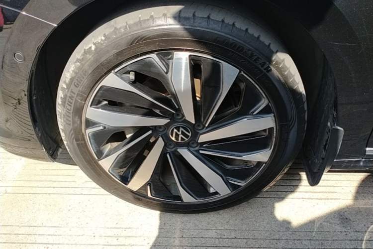 Used Volkswagen Passat 2023 Facelift 330TSI Luxury Edition Left Front Wheel Hub
