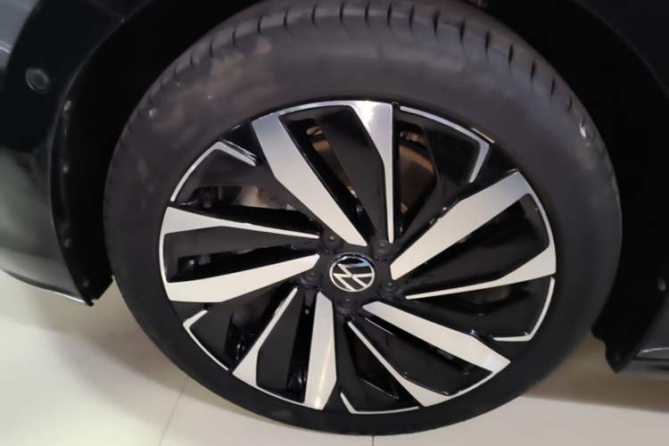Used Volkswagen Passat 2023 Facelift 330TSI Luxury Edition Left Front Wheel Hub