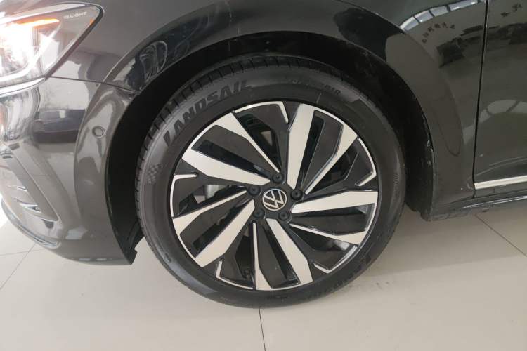 Used Volkswagen Passat 2023 380TSI Luxury Edition Left Front Wheel Hub