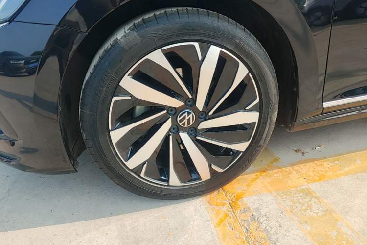 Used Volkswagen Passat 2023 Revised 330TSI Elite Edition Left Front Wheel Hub
