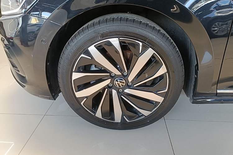 Used Volkswagen Passat 2023 Facelift 330TSI Luxury Edition Left Front Wheel Hub