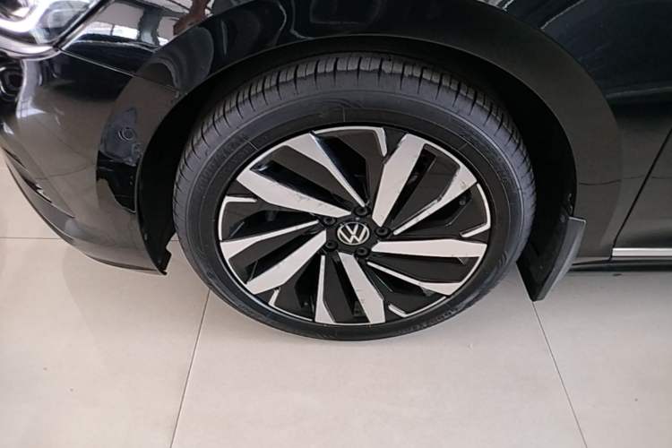 Used Volkswagen Passat 2023 Facelift 330TSI Luxury Edition Left Front Wheel Hub