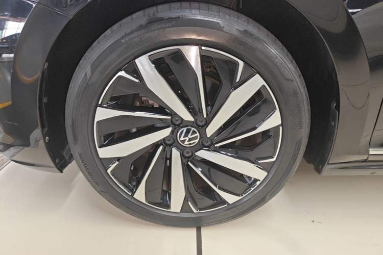 Used Volkswagen Passat 2023 Revised 330TSI Elite Edition Left Front Wheel Hub
