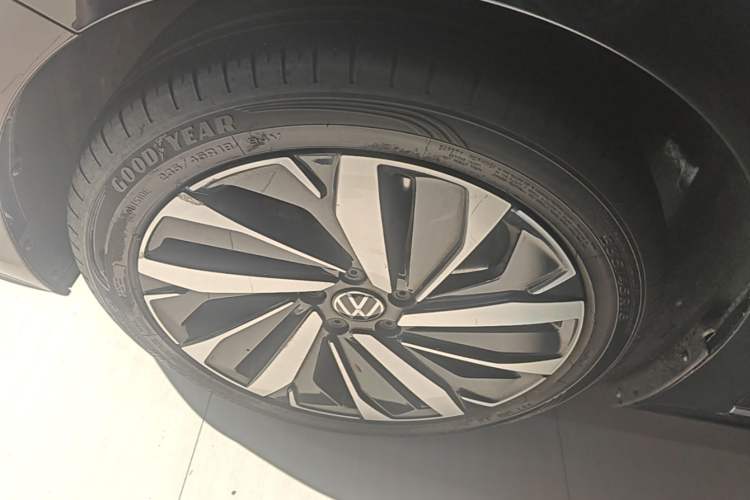 Used Volkswagen Passat 2023 Facelift 330TSI Luxury Edition Left Front Wheel Hub