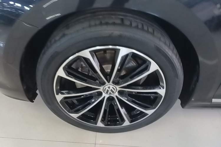Used Volkswagen Passat 2023 Revised 330TSI Elite Edition Left Front Wheel Hub