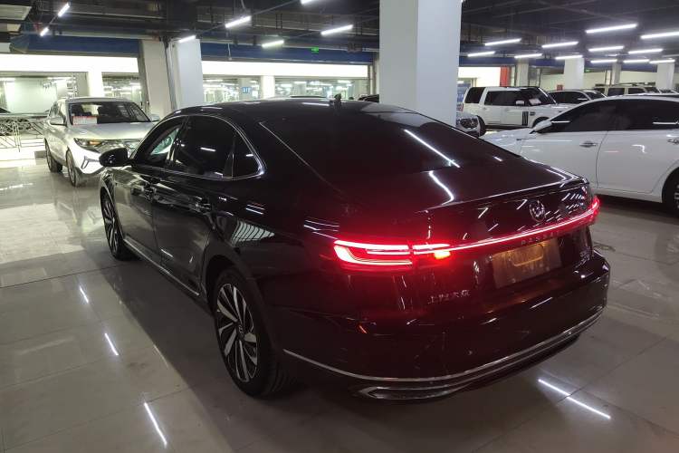 Used Volkswagen Passat 2023 Facelift 330TSI Luxury Edition Rear Left 45 Deg